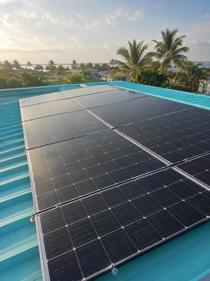 ผลงานติดตั้ง ท่าข้าวโรงสีพงษ์นิยม 100 kW — แนวแผงที่ติดตั้งเสร็จ