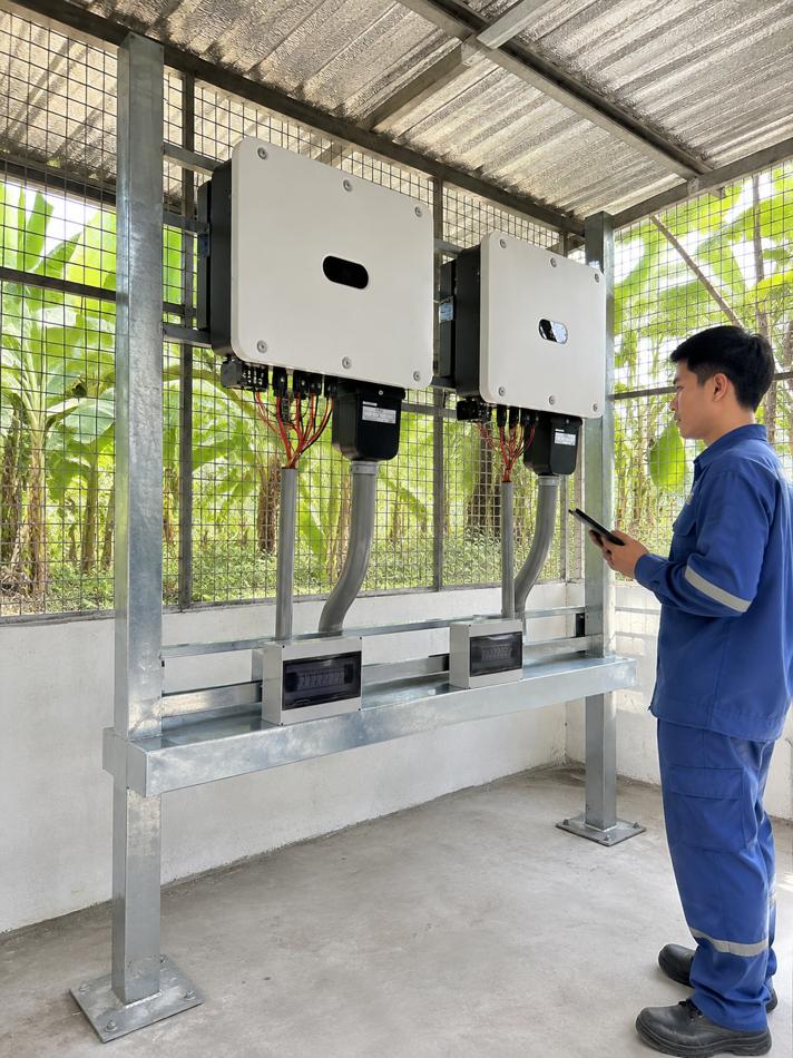 ผลงานติดตั้ง ท่าข้าวโรงสีพงษ์นิยม 100 kW — ตรวจสอบชุดอินเวอร์เตอร์ 2 ตัวหลังติดตั้ง