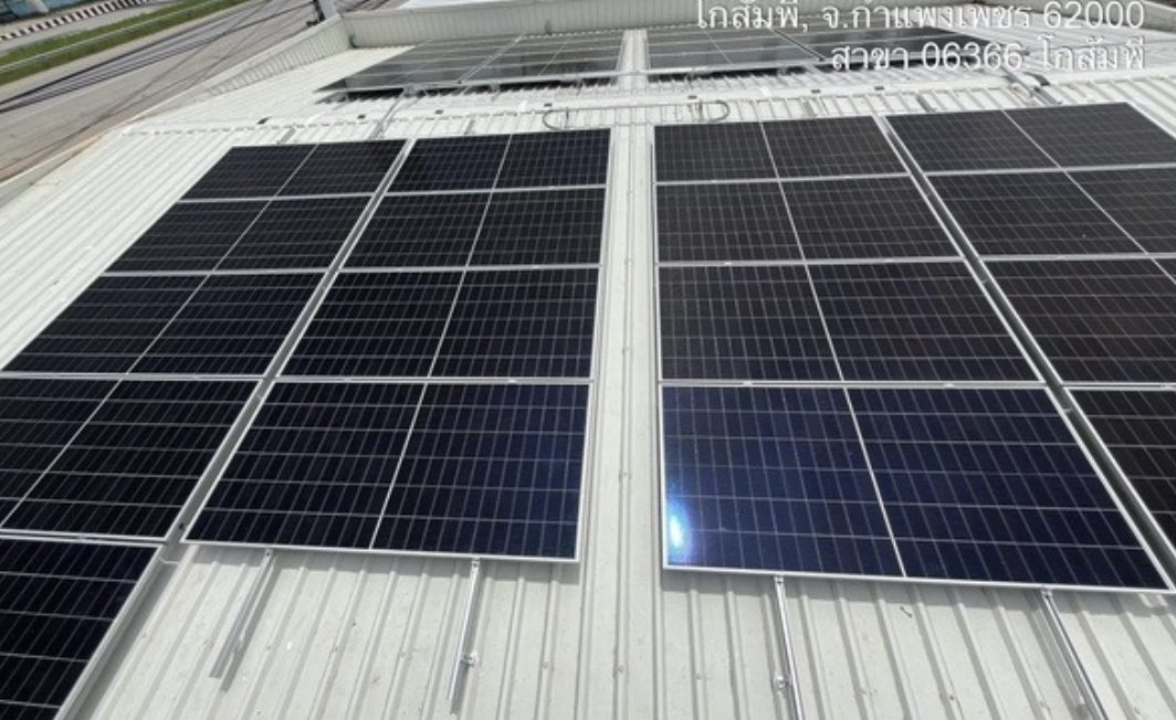 ผลงานติดตั้ง Lotus ไพศาลี 90.3 kWp — แผงบนหลังคาอาคาร ระยะใกล้