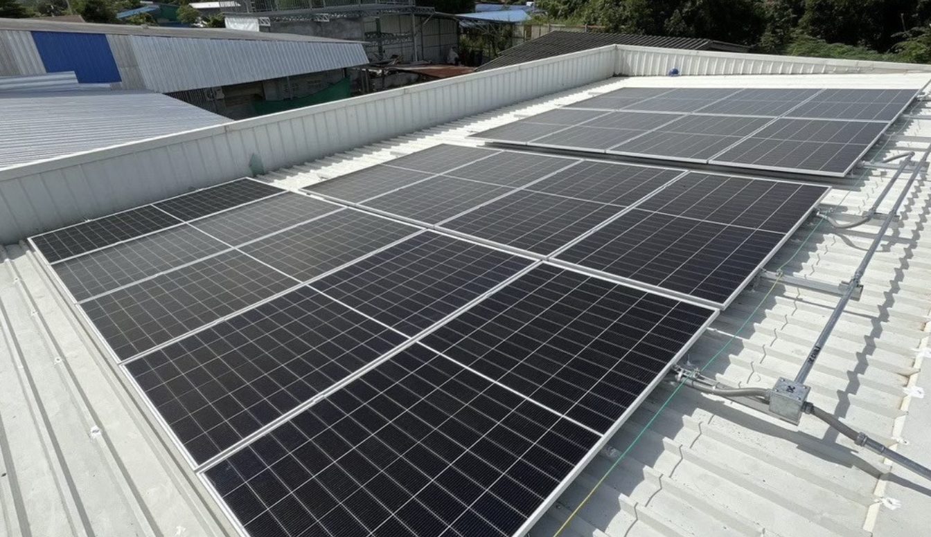 ผลงานติดตั้ง Lotus ไพศาลี 90.3 kWp — ภาพรวมแผงที่ติดตั้งเสร็จบนหลังคาอาคาร