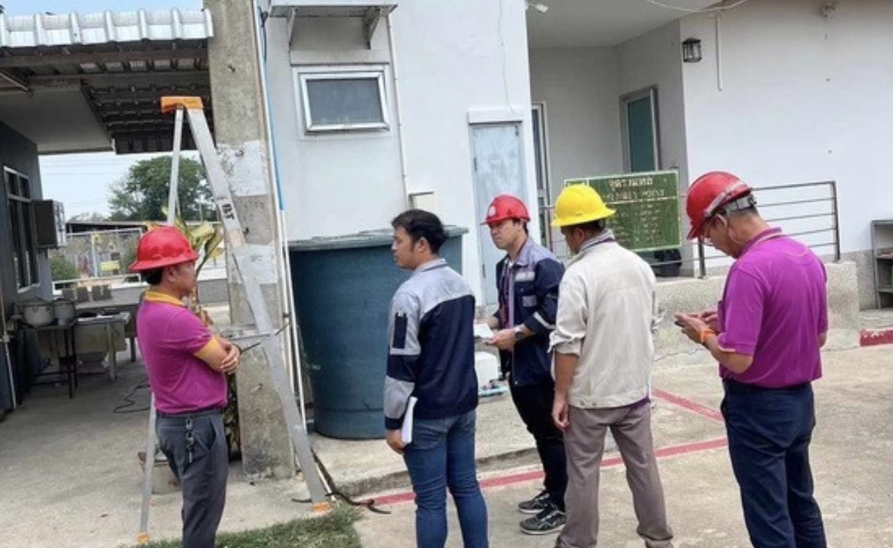 ผลงานติดตั้ง ระบบ On-grid 10.44 kWp — ทีมช่างและเจ้าหน้าที่ตรวจรับงานหน้าไซต์