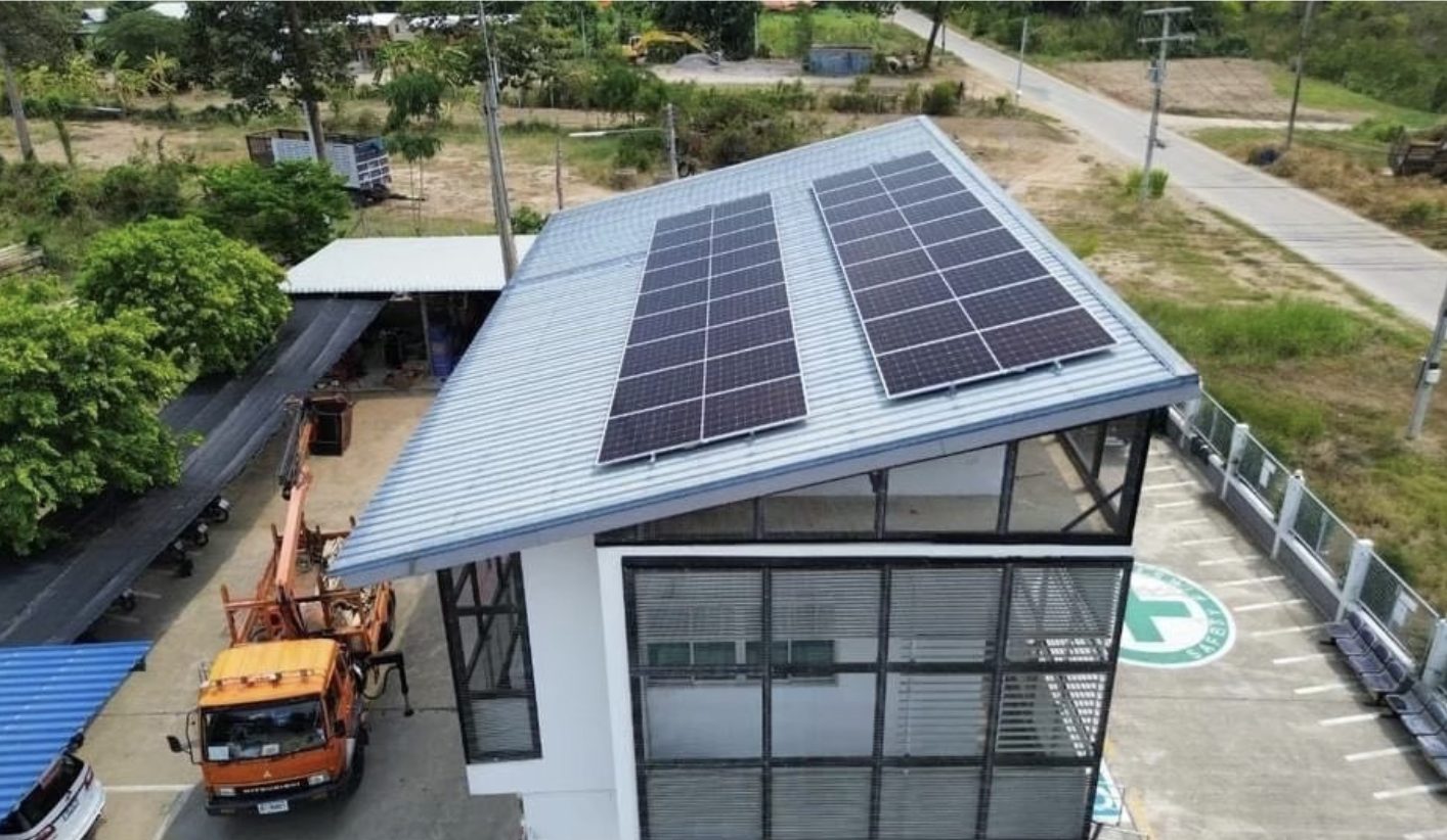 ผลงานติดตั้ง ระบบ On-grid 10.44 kWp — ภาพมุมสูง แผงบนหลังคาอาคารสำนักงาน