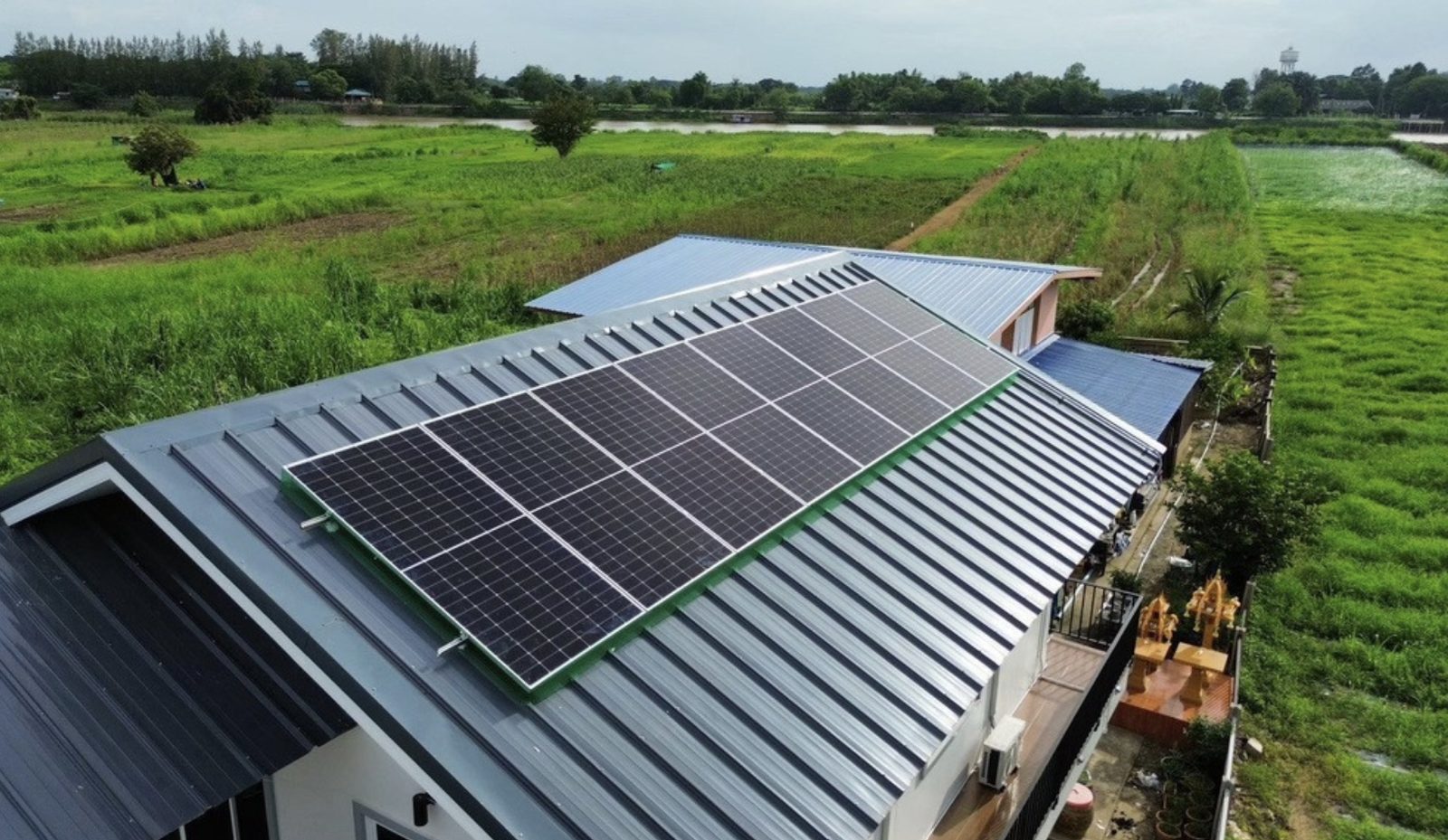 ผลงานติดตั้ง ระบบ On-grid 10.44 kWp — ภาพมุมสูง แผงบนหลังคาบ้านกลางทุ่ง