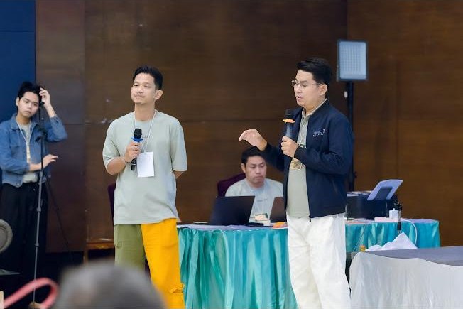 ทีมที่ปรึกษาจริงใจ โซลาร์ เทค อธิบายเรื่องพลังงานและระบบโซลาร์ให้ผู้เข้าร่วมงาน