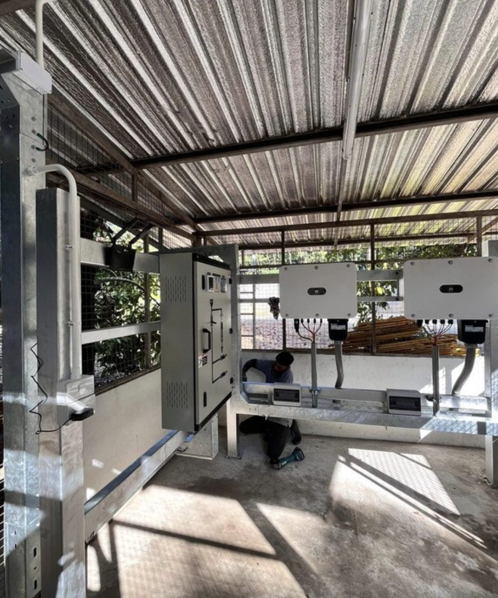 ผลงานติดตั้ง สวนสุภัทราแลนด์ ระยอง 100 kWp — ชุดอินเวอร์เตอร์และตู้ MDB ในห้องควบคุม