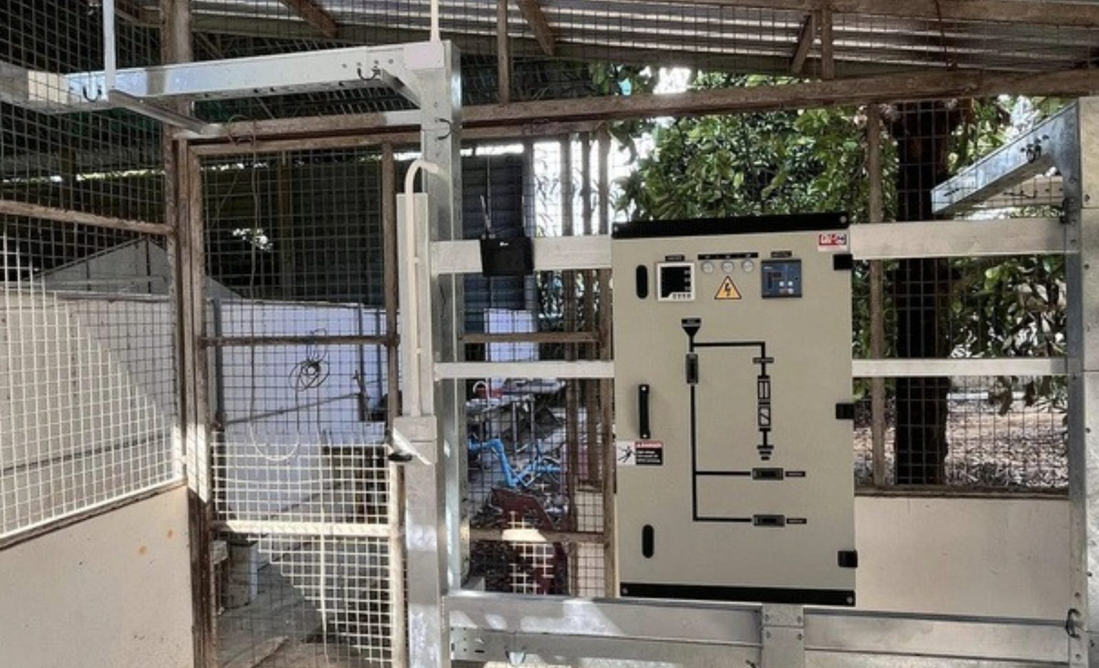 ผลงานติดตั้ง สวนสุภัทราแลนด์ ระยอง 100 kWp — ตู้ควบคุมและระบบป้องกันที่ติดตั้งเสร็จ