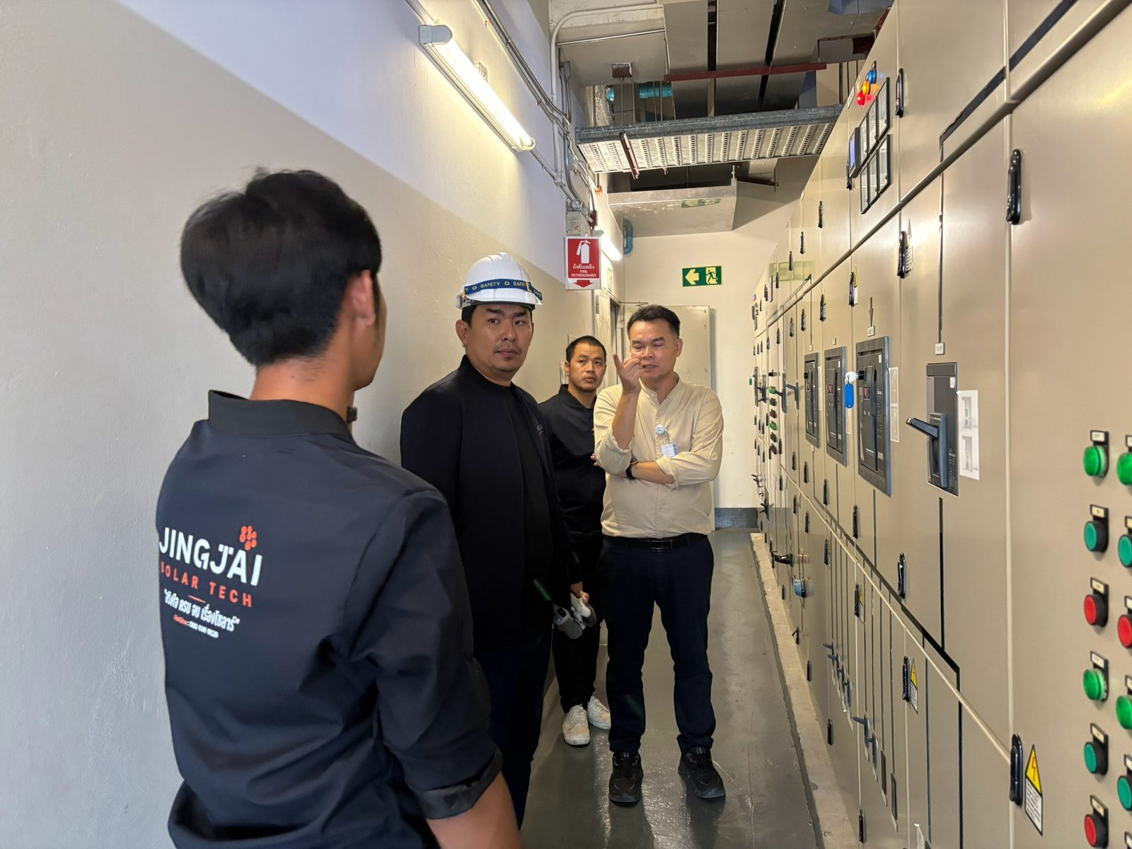 งานสำรวจความเป็นไปได้ ระบบโซลาร์ 300 kWp — ทีมวิศวกรหารือกับฝ่ายอาคารเรื่องจุดเชื่อมต่อระบบ