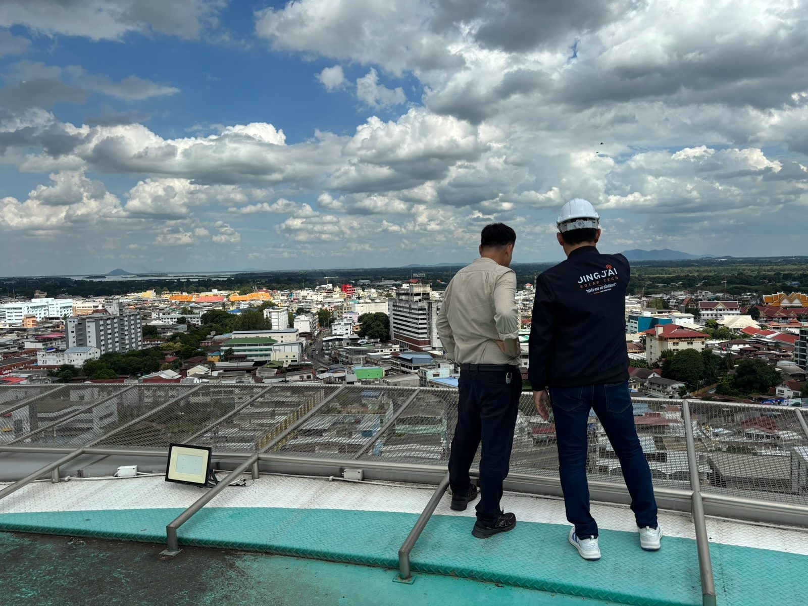 งานสำรวจความเป็นไปได้ ระบบโซลาร์ 300 kWp — สำรวจพื้นที่ดาดฟ้าอาคารสูงเพื่อประเมินการติดตั้ง